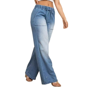 Lichtblauwe wijde jeans voor dames met trekkoord in de taille en handige cargozakken op wit