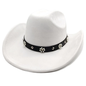Détail d'un chapeau de cowboy en feutre blanc avec bandeau cuir, clous et accents perles
