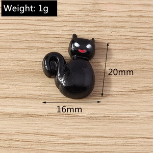 Detail view of 20x16mm black resin cat charm for Halloween DIY phone case decoration
