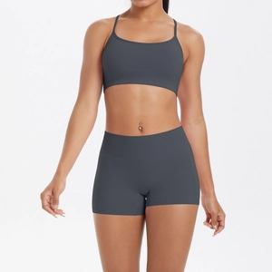 Détail d'un ensemble de yoga gris foncé avec brassière fine et short taille haute