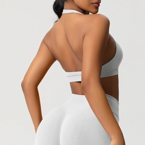 Gros plan détaillé du tissu en maille sans couture et du dos de cet ensemble de yoga blanc