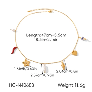 Flache Ansicht der 18k vergoldeten Kette mit Chili, Perle und Koi inklusive Maßen