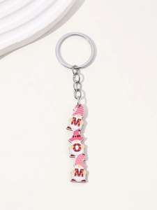 Dettaglio portachiavi a forma di gnomo rosa con stampa leopardata e scritta MOM regalo