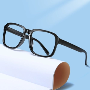 Monture de lunettes carrée noire classique en acétate pour hommes et femmes sur bleu