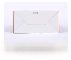 Detail of the reinforced folding bottom of white gift bag with 1-5kg load capacity