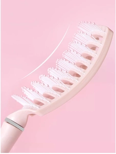 Makroaufnahme der rosa Skelettbürste mit ergonomischem Design zur Kopfhautmassage