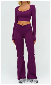 Détail d'ensemble yoga violet avec haut col en U et pantalon évasé à taille haute en V