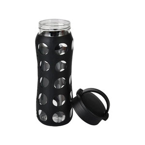 Bouteille en verre borosilicaté avec gaine en silicone noir et bouchon portable
