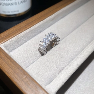 Vue macro de la bague en argent sertie de zircons blancs dans un coffret à bijoux