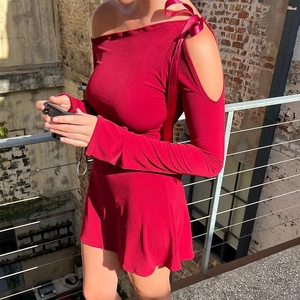 Elegante vestido mini rojo con hombros descubiertos, manga larga y detalle de lazada