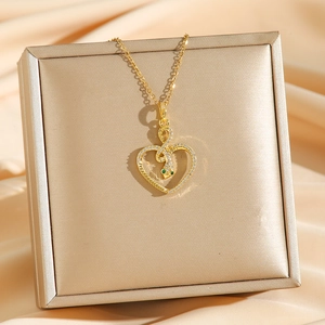Collier en acier titane doré avec pendentif cœur serpent en zircon sur boîte à bijoux