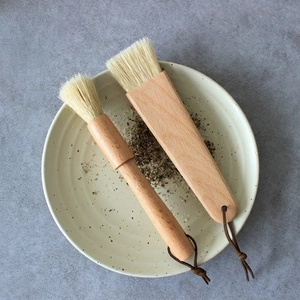 Ensemble de brosses en hêtre pour pâtisserie et café avec poils naturels et lanières