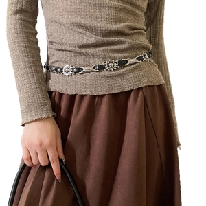 Chaîne de taille vintage en cuir et métal argenté ciselé sur une tenue bohème