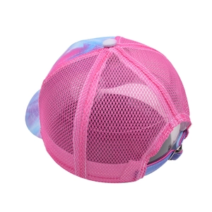 Detail der Batik-Baseballkappe mit atmungsaktivem rosa Netz und verstellbarem Riemen