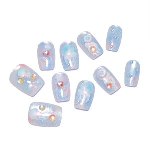 Unghie finte blu oceano cat-eye con bolle 3D, perle e strass a forma di cuore decorati