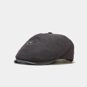Dettaglio del ricamo LOVE e della visiera in pelle sulla coppola vintage in stile inglese