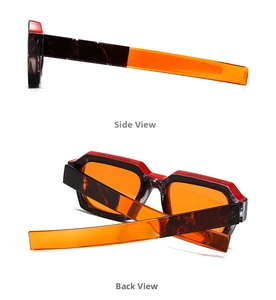 Details einer trendigen Retro-Sonnenbrille mit Tiger-Muster und orangefarbenen Bügeln