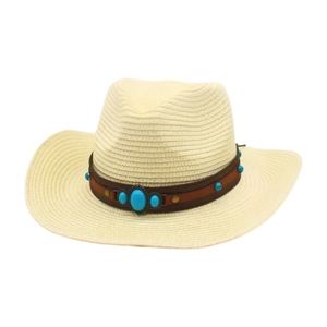 Détail d'un chapeau de cowboy en paille de style bohème avec ruban cuir et turquoises