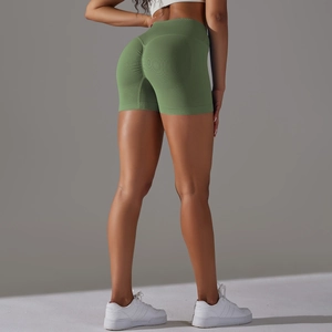 Dettaglio degli shorts da yoga verdi senza cuciture a vita alta con effetto push-up