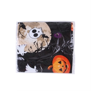 Bandana d'Halloween pour chien avec citrouilles oranges et motifs de crânes sur fond noir