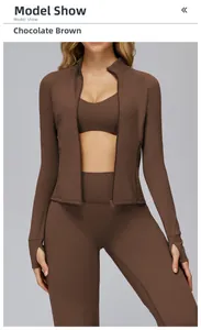 Détail de la veste de yoga marron chocolat avec passe-pouces et legging de sport gainant