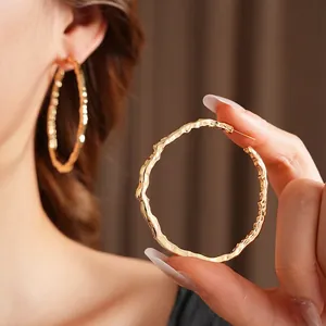 Boucles d'oreilles créoles dorées texturées avec motif de lave et style vintage