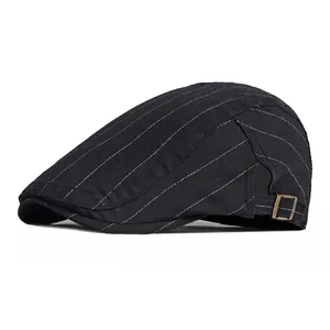 Béret noir à fines rayures avec boucle métallique réglable sur fond blanc épuré