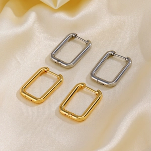 Minimalistische rechteckige geometrische Ohrringe in Gold und Silber auf Seide