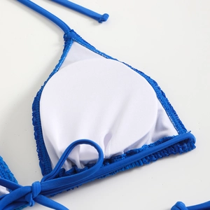 Dettaglio del bikini blu a pieghe con fodera in morbida rete e imbottiture per il seno
