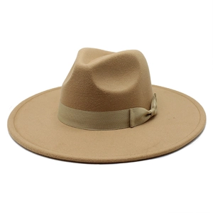Detailansicht des Fedora-Hutes mit breiter Krempe, Wollfilzstruktur und Schleife