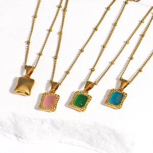 Detail van luxe gouden parfumfles-hangers met kleurrijke edelstenen op marmeren achtergrond