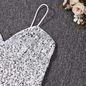 Détail d'un haut caraco à paillettes blanches avec sequins denses et fines bretelles