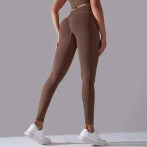 Detailansicht der nahtlosen High-Waist-Yogahose mit Push-up-Effekt in Dunkelbraun