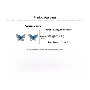 Détail macro de boucles d'oreilles papillon avec dimensions 2x2 cm et tiges en argent S925
