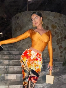 Haut court sexy orange métallisé à col en V avec pantalon taille haute à fleurs abstrait
