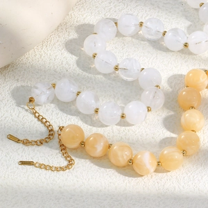 Collana con perle in acrilico marmorizzato e dettagli in acciaio inossidabile oro 18K