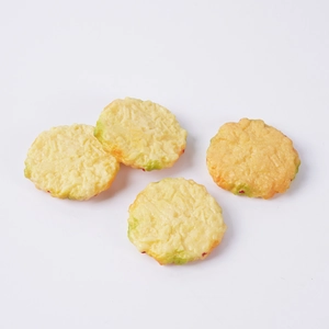 Modelo realista de pastel de gambas fritas con textura crujiente y trozos de verduras