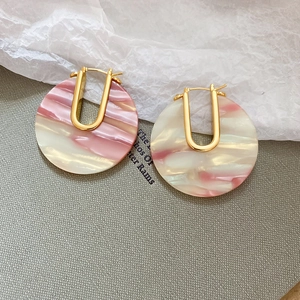 Détail de boucles d'oreilles en acétate en U plaqué or 18k avec texture marbre rose