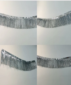 Détail d'un rideau à franges argentées de 3m pour décoration de fête et de scène