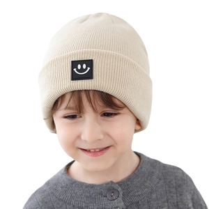 Berretto in maglia per bambini con simpatica toppa smiley in morbido color crema