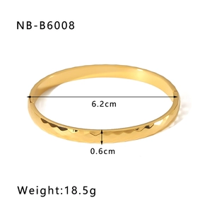 Dettaglio del bracciale martellato in acciaio al titanio oro con misure 6,2 cm e 0,6 cm larghezza