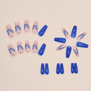 Faux ongles ballerine papillon bleu avec points bleu foncé et fini brillant gemme