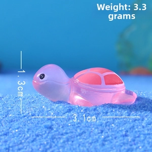 Dettaglio tartaruga rosa che mostra 3,1cm di lunghezza e 3,3g su sabbia blu