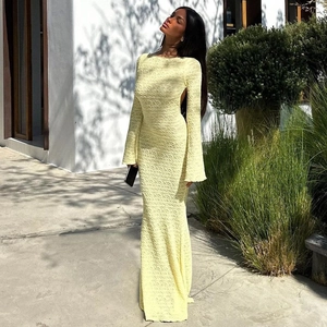Détail de la robe longue jaune clair avec tissu texturé et dos nu à découpe élégante
