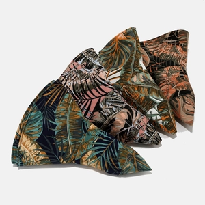 Détail de l'imprimé feuilles de palmier tropical sur trois chapeaux de soleil