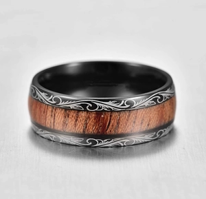 Eleganter Herrenring in Schwarz matt mit brauner Holzeinlage und feiner Gravurverzierung