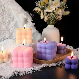 Bougies parfumées bulles multicolores sur plateau en bois rustique avec nappe en dentelle