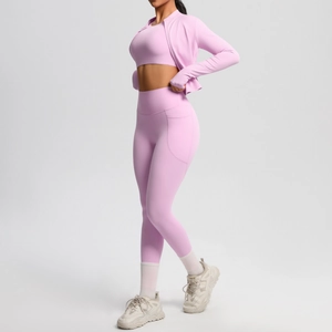 Seitenansicht des rosa dreiteiligen Yoga-Sets mit Kapuzenjacke und Leggings mit hoher Taille