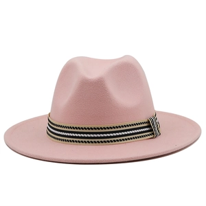 Cappello fedora in lana rosa a tesa larga con nastro a righe tricolore per look trendy