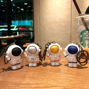 Set di quattro simpatici portachiavi astronauta in resina con maschere colorate su un tavolo.